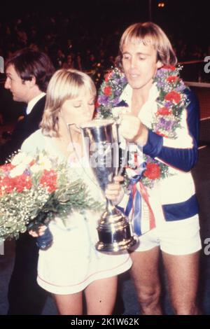 20 mai 1980, Londres, Angleterre, Royaume-Uni: JOHN LLOYD et CHRIS EVERT célèbrent leur victoire contre Bjorn Boyd et Mariana Simionescu dans leur match de tennis « Doublès Love » à Londres Battersea Park. Evert et Lloyd ont remporté le match 6-4, 6-3. Un total de 15 000 livres a été donné aux organismes de bienfaisance de Princess Annes.(image de crédit : © Keystone Press Agency/ZUMA Press Wire). Banque D'Images