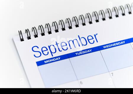 Un aperçu d'un calendrier ouvert sur la page du mois de septembre et placé sur un fond blanc Banque D'Images