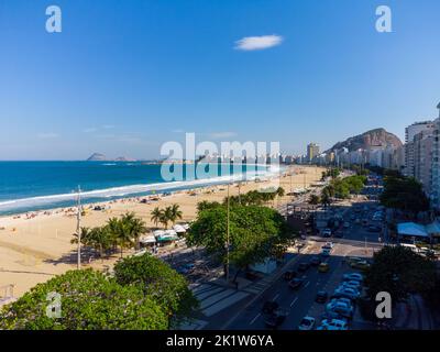 Vue aérienne sur le paysage de la célèbre plage de Copacabana à Rio de Janeiro, Brésil Banque D'Images