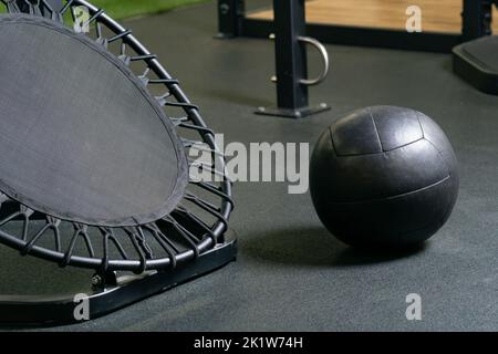 Sports trampoline patio arrière-cour concept de maison bois mace exercice, pour l'entraînement de balle dans la médecine de rebond et de groupe, matin indien. Pull style de vie Banque D'Images