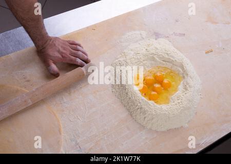 Réaliser une série de raviolis faits maison de la leçon complète de photo Banque D'Images