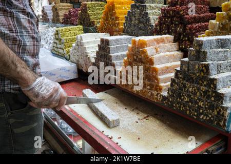 Istanbul, Turquie. 18th septembre 2022. Un propriétaire de magasin est vu couper délicieux fruité délice turc. Situé dans le quartier Eminönü d'Istanbul, le marché historique des épices reste un centre commercial préféré des touristes locaux et étrangers. C'est un endroit distingué où les touristes du monde entier peuvent à la fois faire des emplettes et goûter des spécialités locales. (Photo par Mine Toz/SOPA Images/Sipa USA) crédit: SIPA USA/Alay Live News Banque D'Images