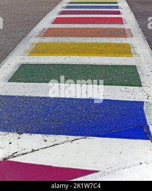 Un tableau de concordance peint en arc-en-ciel dans la ville de douglas, Michigan, États-Unis du midwest, qui est très conviviale par le LGBTQ. Banque D'Images