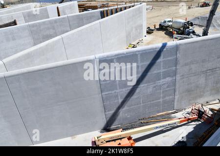 Les équipages du U.S. Army corps of Engineers travaillent dans le district de Sacramento près d'une section récemment achevée du déversoir de labyrinthe au projet de modification de la sécurité du barrage Isabella, dans le lac Isabella, en Californie, sur 28 juillet 2022. Les équipages approchent de l'achèvement des travaux de construction du système de barrage, y compris les barrages auxiliaires et principaux, le déversoir d'urgence et le déversoir à labyrinthe. Le projet vise à réduire le risque d'inondation pour les collectivités en aval, y compris Bakersfield. Banque D'Images