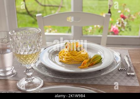 table de déjeuner dans une baie vitrée avec des spaghetti de courgettes Banque D'Images