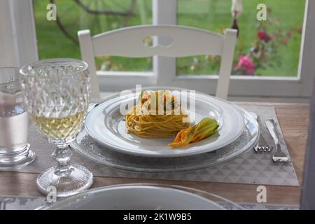 table de déjeuner dans une baie vitrée avec des spaghetti de courgettes Banque D'Images