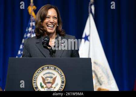 Orangeburg, États-Unis. 17th septembre 2022. Le vice-président Kamala Harris se moque avant de s'adresser aux chefs d'étudiants du Claflin College à Orangeburg, en Caroline du Sud, à l'occasion de la Journée nationale d'inscription des électeurs, mardi, 20 septembre 2022. Harris a visité deux collèges historiquement noirs à Orangeburg pour parler de l'esprit d'entreprise, de la santé mentale et de l'inscription des électeurs. Photo de Sean Rayford/UPI crédit: UPI/Alay Live News Banque D'Images