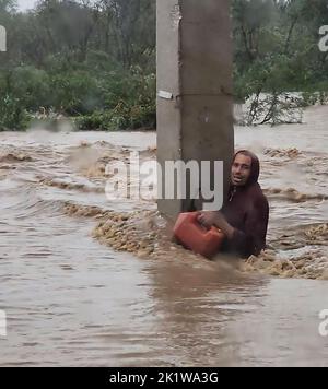 Ponce, Porto Rico. 19th septembre 2022. Un homme s'accroche à une poutre de béton à Ponce, Porto Rico, lors d'une inondation causée par l'ouragan Fiona. Il a été secouru par des membres du bataillon de la police militaire de 125th. Plus de 1 000 000 résidents ont été secourus à travers Porto Rico. (Credit image: © 125th Bataillon de police militaire/ZUMA Press Wire) Banque D'Images