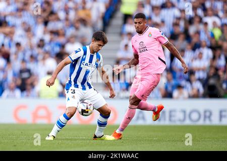 SAN SEBASTIAN, ESPAGNE - SEPTEMBRE 18: Martin Zubimendi de Real Sociedad concurrence pour le ballon avec Vinicius Souza du RCD Espanyol lors du match de la Liga Santander entre Real Sociedad et RCD Espanyol sur 18 septembre 2022 à la Reale Arena de San Sebastian, Espagne. Credit: Ricardo Larreina/AFLO/Alay Live News Banque D'Images