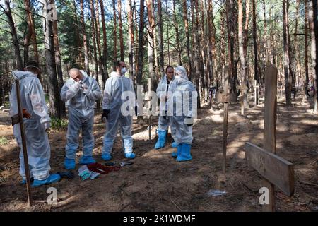 Izium, Ukraine. 19th septembre 2022. Les membres du Service d'urgence ukrainien sont enterrés en masse lors de l'exhumation dans la ville d'Izium, récemment libérée par les forces armées ukrainiennes, dans la région de Kharkiv. Un site d'enfouissement de masse a été trouvé après que les troupes ukrainiennes ont repris la ville d'Izium. (Photo par Oleksii Chumachenko/SOPA Images/Sipa USA) crédit: SIPA USA/Alay Live News Banque D'Images