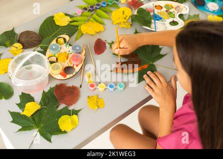 Photo des enfants faite à partir de feuilles de peinture d'automne Banque D'Images
