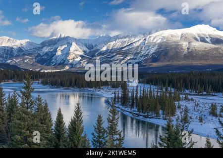 Le long de la route du lac Maligne en hiver, parc national Jasper, Alberta, Canada.