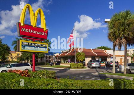 Un restaurant de restauration rapide McDonald's à fort Lauderdale, Floride, États-Unis. Banque D'Images
