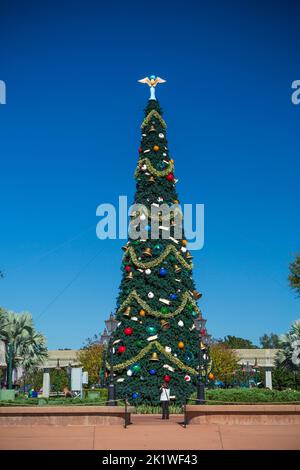 Un grand arbre de Noël décoré à Epcot Center, Orlando, Floride, États-Unis. Banque D'Images