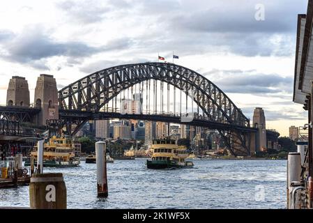 Le ferry de première classe « Fishburn » passe devant le pont du port de Sydney Banque D'Images