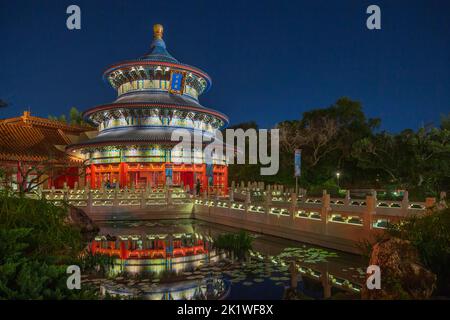 Le pavillon chinois s'illumina la nuit à Epcot Center, Orlando, Floride, États-Unis. Banque D'Images