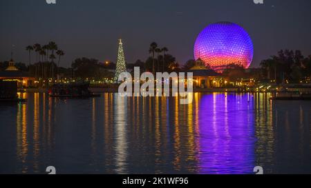 Le dôme de la Terre Spaceship s'illumina la nuit à Epcot Center, Orlando, Floride, États-Unis. Banque D'Images