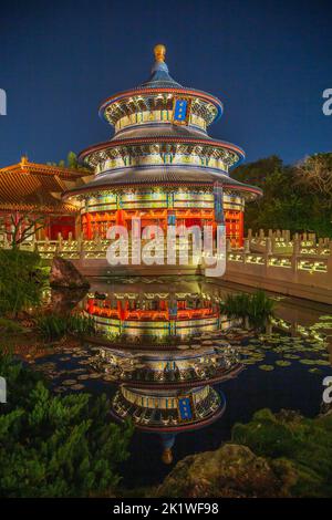 Le pavillon chinois s'illumina la nuit à Epcot Center, Orlando, Floride, États-Unis. Banque D'Images