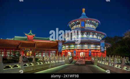 Le pavillon chinois s'illumina la nuit à Epcot Center, Orlando, Floride, États-Unis. Banque D'Images
