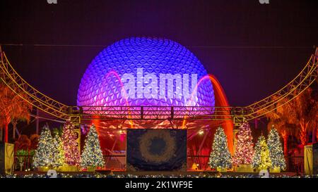 Le dôme de la Terre Spaceship s'illumina la nuit à Epcot Center, Orlando, Floride, États-Unis. Banque D'Images