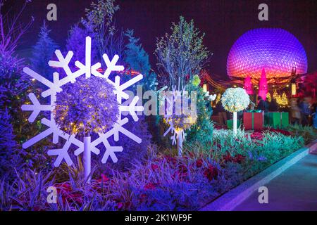 Le dôme de la Terre Spaceship et un thème de Noël illuminés la nuit à Epcot Center, Orlando, Floride, États-Unis. Banque D'Images