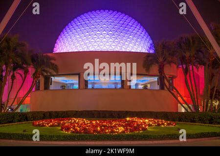 Le dôme de la Terre Spaceship s'illumina la nuit à Epcot Center, Orlando, Floride, États-Unis. Banque D'Images