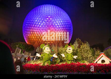 Le dôme de la Terre Spaceship s'illumina la nuit à Epcot Center, Orlando, Floride, États-Unis. Banque D'Images