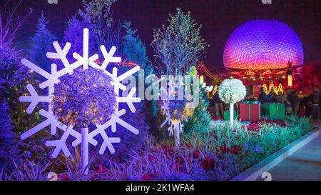 Le dôme de la Terre Spaceship et un thème de Noël illuminés la nuit à Epcot Center, Orlando, Floride, États-Unis. Banque D'Images