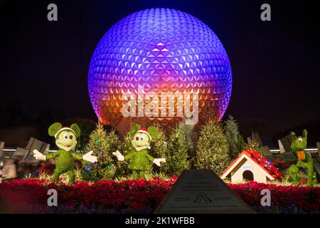 Le dôme de la Terre Spaceship s'illumina la nuit à Epcot Center, Orlando, Floride, États-Unis. Banque D'Images