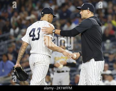 New York, États-Unis. 20th septembre 2022. Aaron Boone, directeur des Yankees de New York, remplace le pichet Jonathan Loaisiga lors du dîner de 8th contre les pirates de Pittsburgh au Yankee Stadium de New York, mardi, 20 septembre 2022. Photo de John Angelillo/UPI crédit: UPI/Alay Live News Banque D'Images