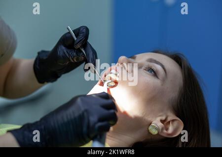 Une femme sur rendez-vous d'un dentiste pour remplacer les arches par bretelles Banque D'Images