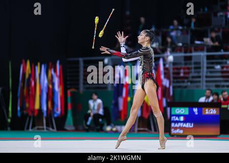 Raffaeli Sofia (ITA) vu pendant la routine des clubs aux Championnats du monde de GYMNASTIQUE rythmique FIG 2022, Armeec Arena à Sofia. Banque D'Images