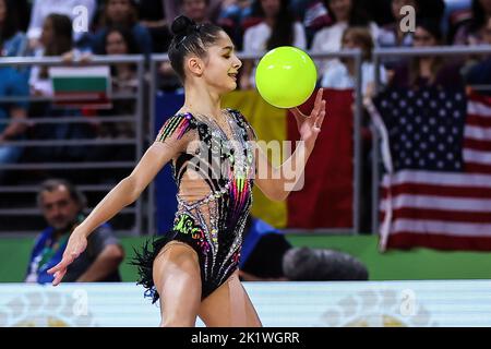 Raffaeli Sofia (ITA) vu pendant la routine de balle aux Championnats du monde de GYMNASTIQUE rythmique FIG 2022, Armeec Arena à Sofia. Banque D'Images