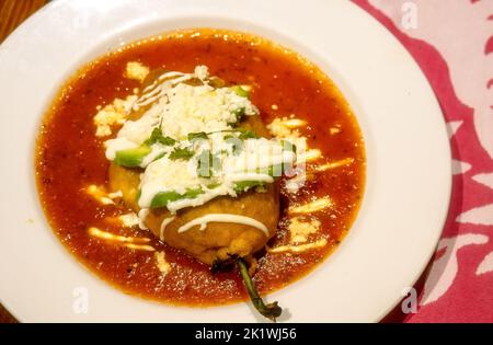 Une assiette blanche avec Chili farci mexicain relleno Chili et copyspace Banque D'Images