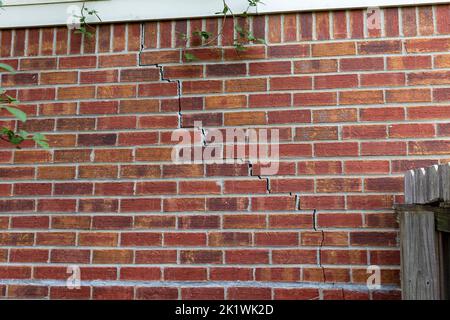 Mur de brique d'une maison avec fissure. Banque D'Images