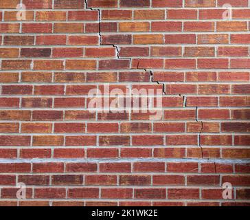 Fissure dans le mur de brique d'une maison Banque D'Images
