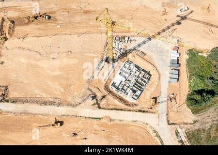 construction des fondations sur le chantier avec une grue jaune. vue aérienne du dessus. Banque D'Images