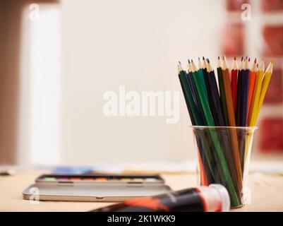 Tout ce dont vous avez besoin pour faire une œuvre d'art. Crayons de couleur et peinture Banque D'Images