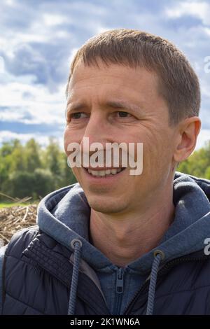 Gros plan d'un voyageur positif heureux d'un homme d'âge moyen souriant à la campagne. Happy Farmer et agriculture profession concept, la récolte sur automne lan Banque D'Images