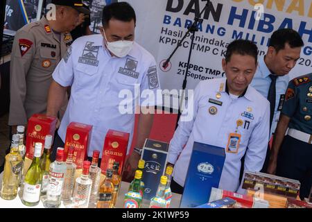 Les marchandises confisquées qui ont été exposées avant d'être détruites étaient sous forme de boissons alcoolisées et de cigarettes qui ne se sont pas conformé aux dispositions de la loi Kendari Customs dans la période de juillet à septembre 2022 prend des mesures contre les marchandises excusable qui ne satisfont pas aux dispositions de la droit provenant du ciblage, des opérations de marché, des patrouilles terrestres et maritimes. Les marchandises résultant de la poursuite sont alors désignées comme biens d'État (BMN) et ont reçu l'approbation du Bureau du Service des biens d'État et des enchères (KPKNL) pour être détruites. Banque D'Images