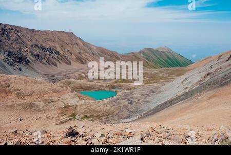 Superbe vue aérienne sur le lac turquoise dans la vallée de la montagne. Beauté de la nature. Banque D'Images