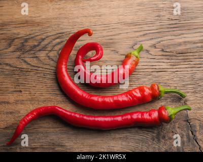 Trois savoureux piments bio sur une table rustique en bois, des aliments sains ou des ingrédients Banque D'Images