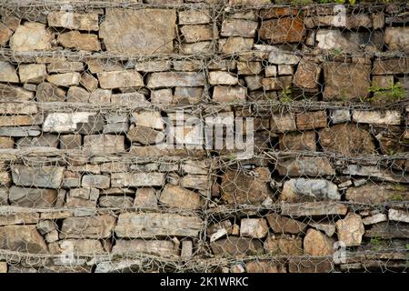 Clôture de gabion faite de pierres de montagne dans les Carpates montagnes en Ukraine comme un fond, une clôture faite de mesh avec des pierres Banque D'Images