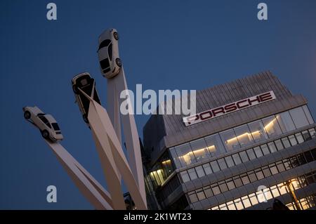 Stuttgart, Allemagne. 21st septembre 2022. L'inspiration artistique 911 de Gerry Judah est visible en face du siège de Porsche. Le groupe Volkswagen doit faire flotter sa filiale de voitures de sport Porsche AG à la bourse. Le début de la période d'abonnement pour les actions privilégiées de Porsche AG a rencontré mardi un vif intérêt parmi les investisseurs. La demande a dépassé l'offre, a déclaré la banque d'investissement Goldman Sachs, qui est l'une des quatre institutions financières qui coordonnent l'IPO au niveau mondial. Credit: Marijan Murat/dpa/Alamy Live News Banque D'Images