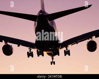 Richmond, Colombie-Britannique, Canada. 19th septembre 2022. Un avion de ligne Airbus A380 de British Airways (G-XREC) en vol au crépuscule, à l'aéroport international de Vancouver. (Image de crédit : © Bayne Stanley/ZUMA Press Wire) Banque D'Images