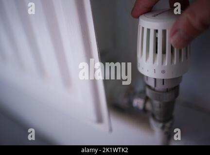 Photo du dossier datée du 25/08/22 d'une vanne thermostatique du radiateur. La modernisation des maisons d'Angleterre avec une bonne isolation et une pompe à chaleur pourrait créer des millions d'emplois et frapper des centaines de livres sur les factures moyennes des ménages, suggère une nouvelle analyse. Date de publication : mercredi 21 septembre 2022. Banque D'Images