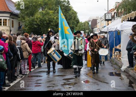 PEZINOK, SLOVAQUIE - SEP 18, 2022: Procession allégorique dans le cadre de la célébration traditionnelle de la récolte de vin de Thanksgiving et parade de costume à Pezinok Banque D'Images