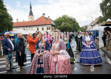 PEZINOK, SLOVAQUIE - SEP 18, 2022: Procession allégorique dans le cadre de la célébration traditionnelle de la récolte de vin de Thanksgiving et parade de costume à Pezinok Banque D'Images