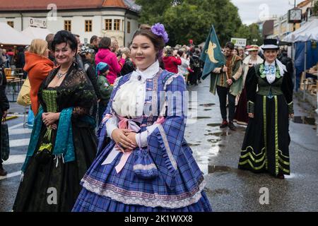 PEZINOK, SLOVAQUIE - SEP 18, 2022: Procession allégorique dans le cadre de la célébration traditionnelle de la récolte de vin de Thanksgiving et parade de costume à Pezinok Banque D'Images