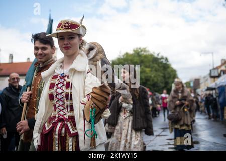 PEZINOK, SLOVAQUIE - SEP 18, 2022: Procession allégorique dans le cadre de la célébration traditionnelle de la récolte de vin de Thanksgiving et parade de costume à Pezinok Banque D'Images